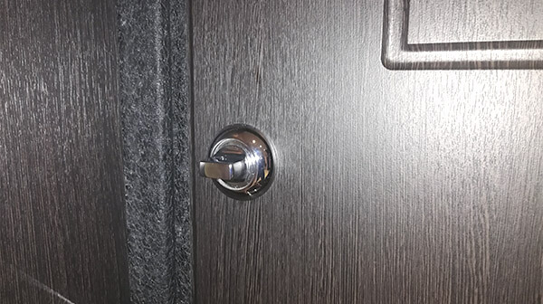 Специалист произвел врезку защелки в дверь