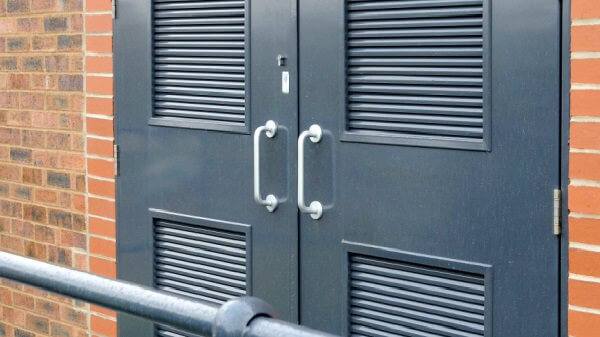 Вскрытие замков в железной двери