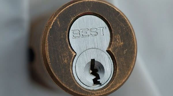 Замена личинки замка входной двери в Новосибирске